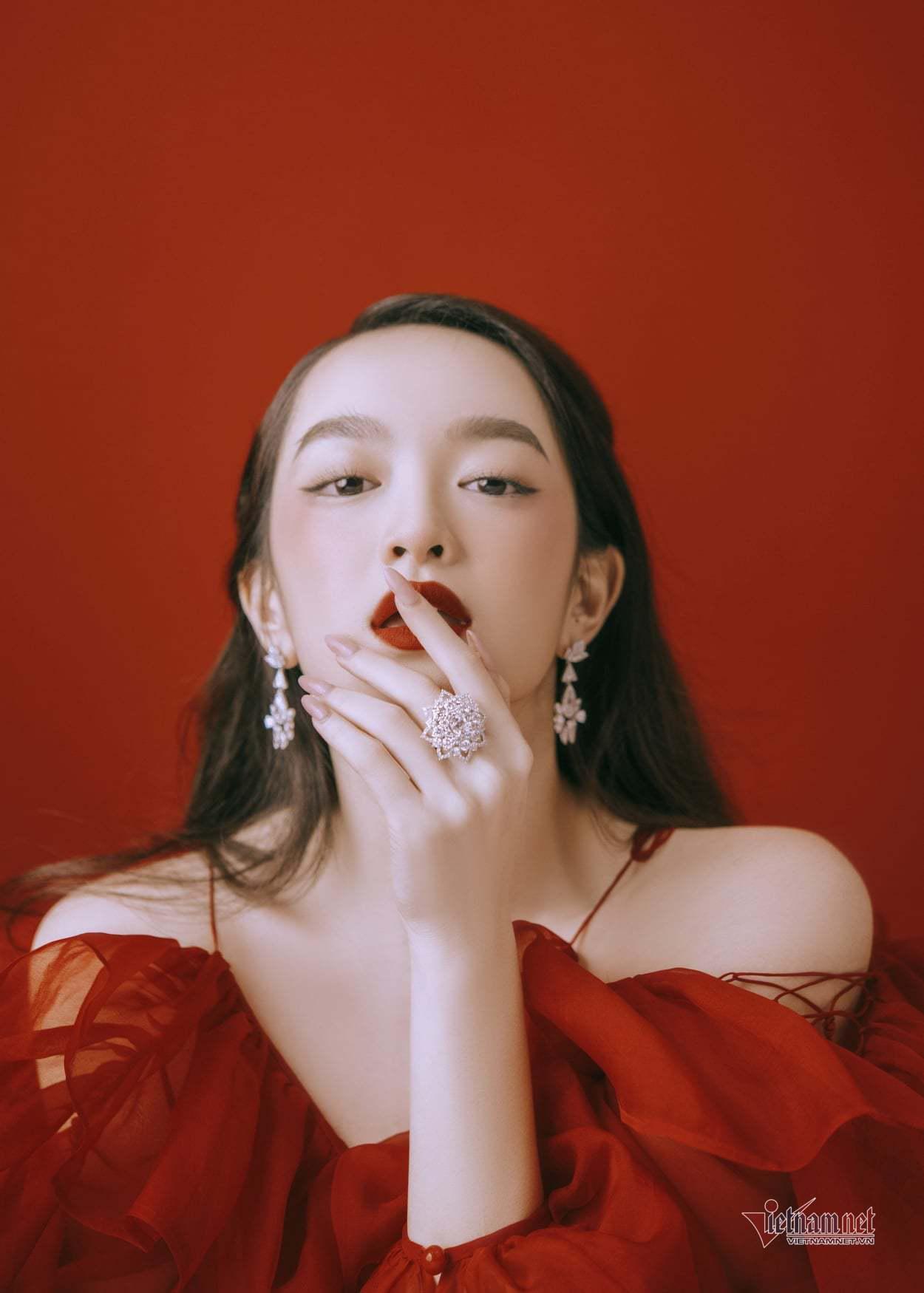 Vẻ đẹp kiêu sa, sắc sảo của Kaity Nguyễn ở tuổi 23