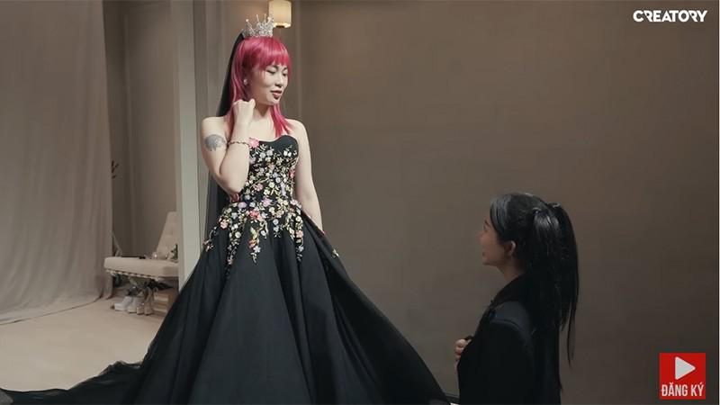 MisThy mặc váy cưới, vội kết hôn vì lỡ có bầu?