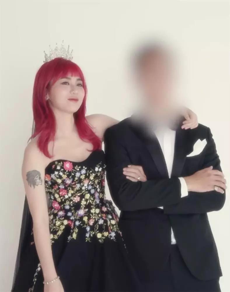 MisThy mặc váy cưới, vội kết hôn vì lỡ có bầu?