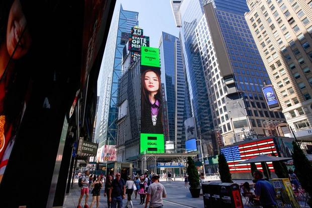Phương Ly xuất hiện cực ngầu trên billboard quảng trường Thời Đại New York
