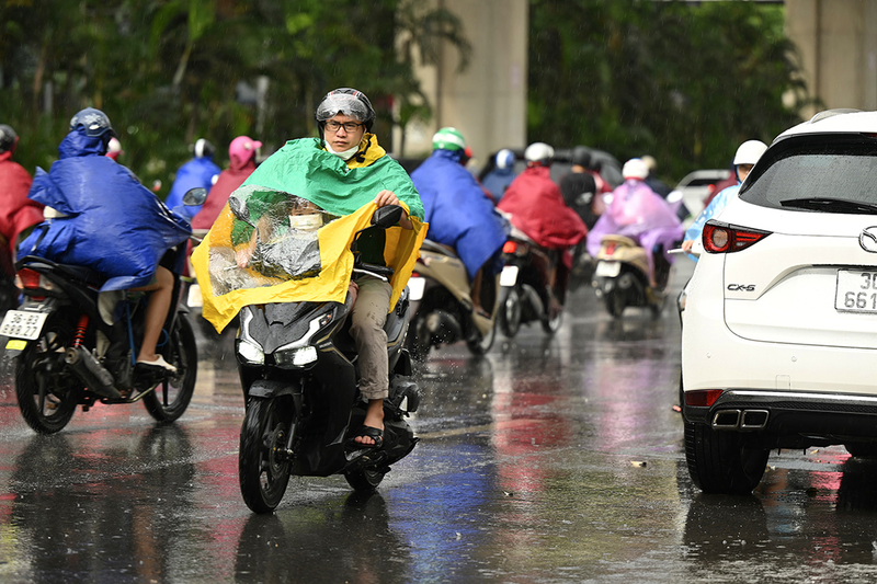 Người Hà Nội vật vã đi làm trong cơn mưa kéo dài do ảnh hưởng của bão