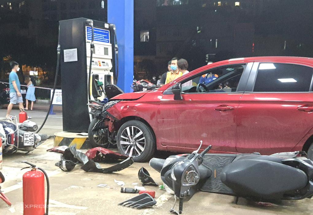 Ôtô lao vào cây xăng, 8 người bị thương