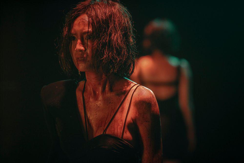 Ninh Dương Lan Ngọc và Kaity Nguyễn vật lộn giữa căn phòng kính và cái kết gây hoang mang