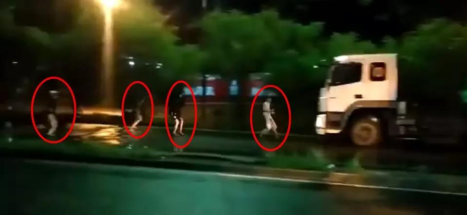 Thử thách quay clip chặn đầu xe tải, 1 thanh niên bị bánh xe nuốt gọn