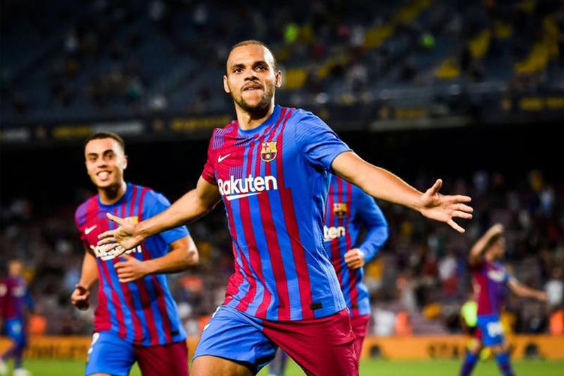 Barca bị tố bắt nạt Braithwaite