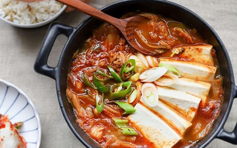 CÁCH NẤU CANH KIM CHI ĐẬU PHỤ VÀ THỊT BÒ KIỂU HÀN QUỐC