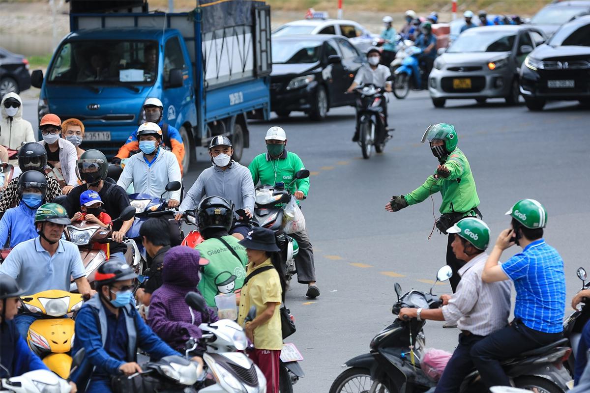 Chàng shipper phụ CSGT điều tiết giao thông giữa trời nắng nóng hóa ra là... người quen