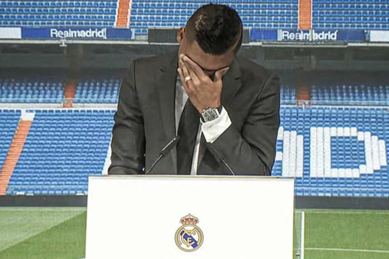 Casemiro khóc chia tay Real