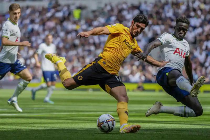 Kane đưa Tottenham lên đỉnh bảng