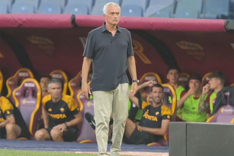 HLV Mourinho: ‘Mặt sân Olimpico như cánh đồng khoai tây’