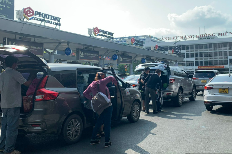 "Xe dù" ngang nhiên chèo kéo, "quây" hành khách tại sân bay Tân Sơn Nhất